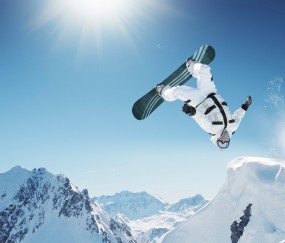 开云体育世界杯-F1街道赛之夜，基耶萨冠军级表现，当赛道成为剧场，凡人如何封神？