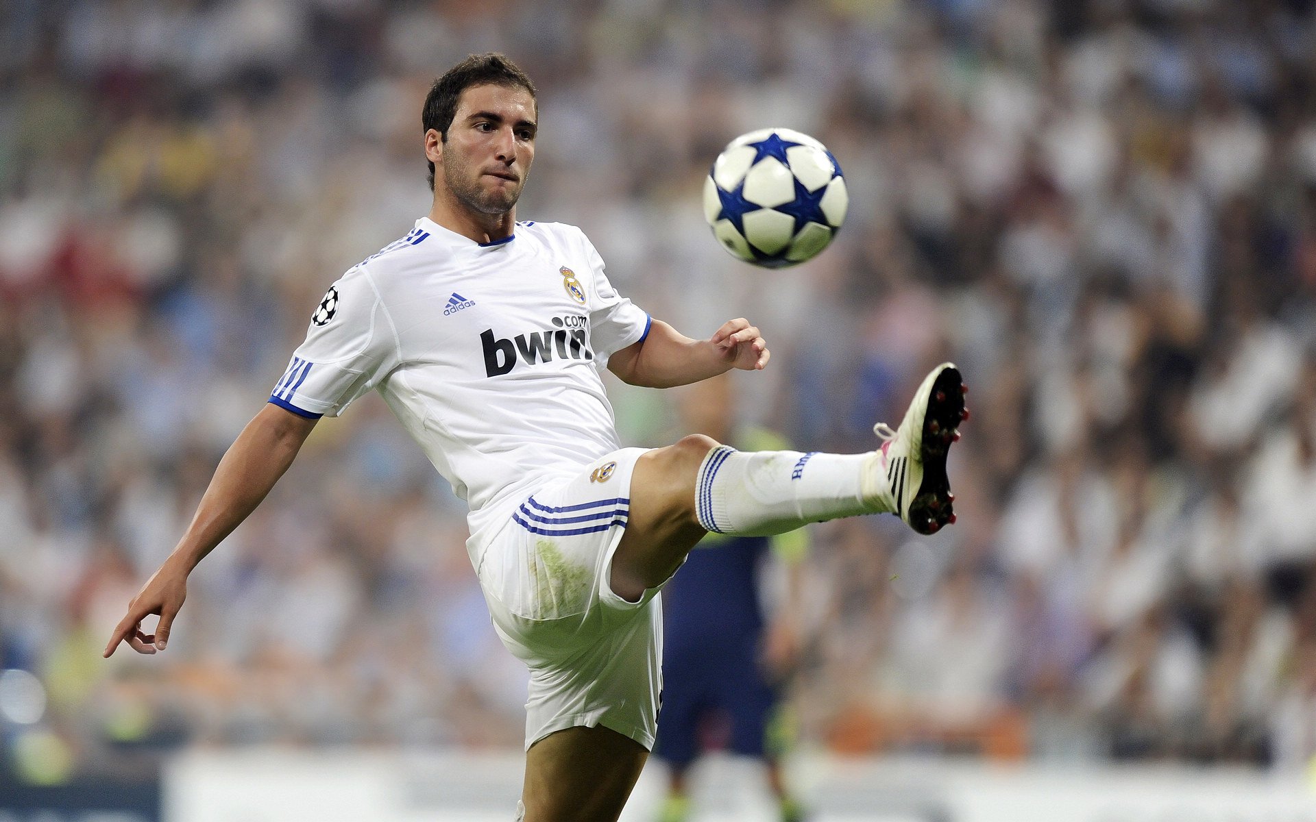 舞台越大越强，乔治在独行侠对阵灰熊的硝烟中，完成巨星蜕变